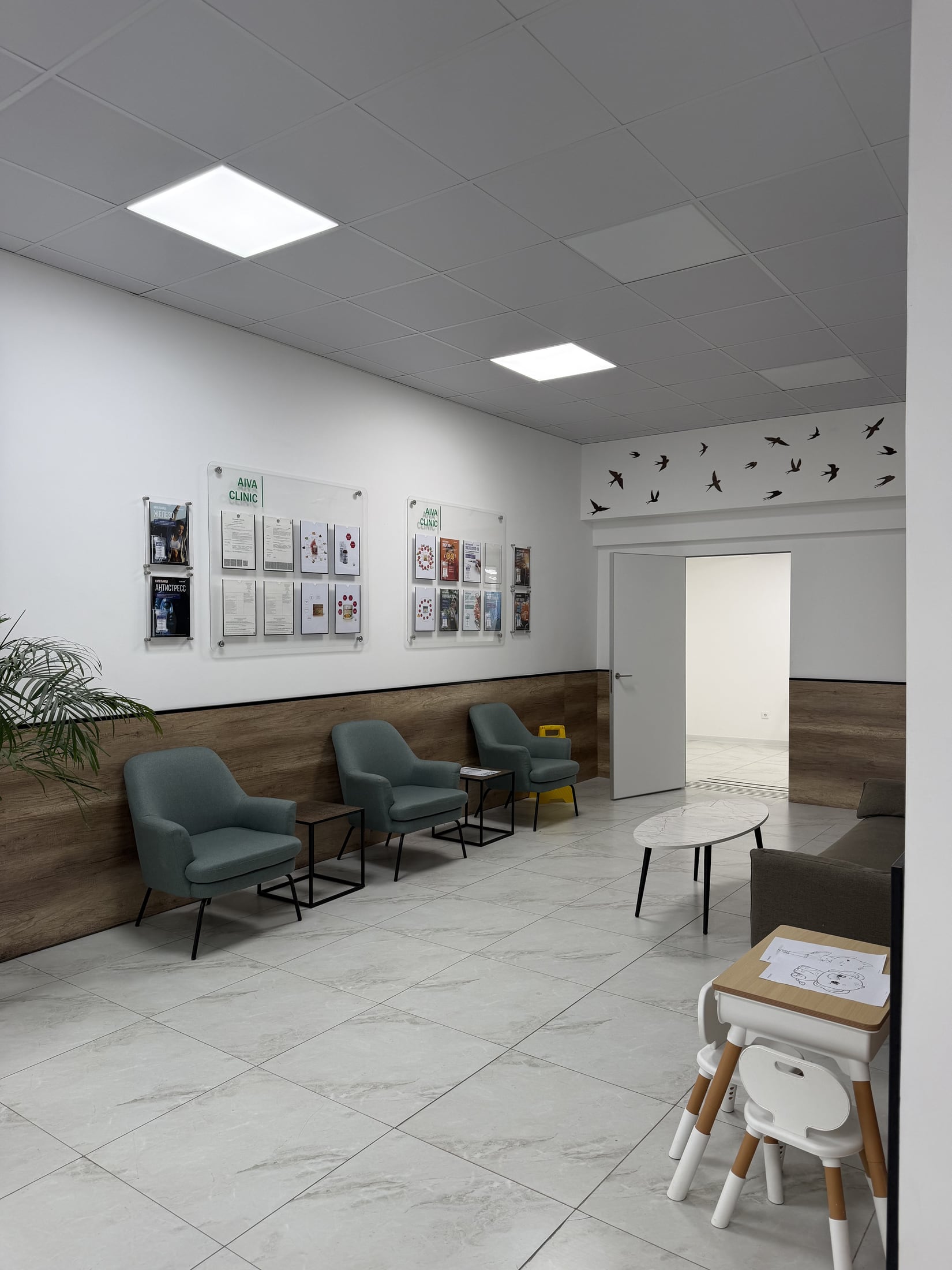 Холл AIVA CLINIC: зона ожидания с креслами и информационными стендами
